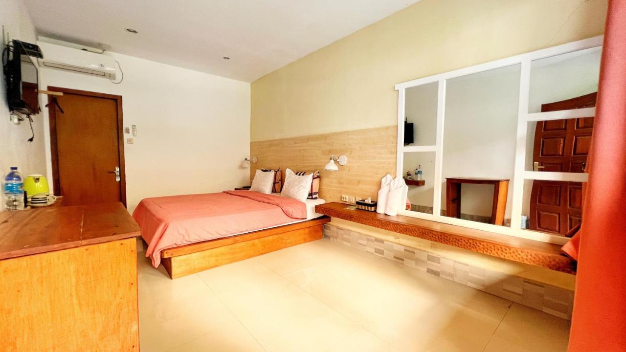 Centro Bajo Hotel & Resto Лабуан-Бахо Экстерьер фото