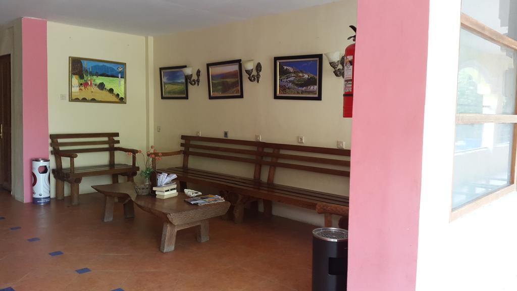 Centro Bajo Hotel & Resto Лабуан-Бахо Экстерьер фото