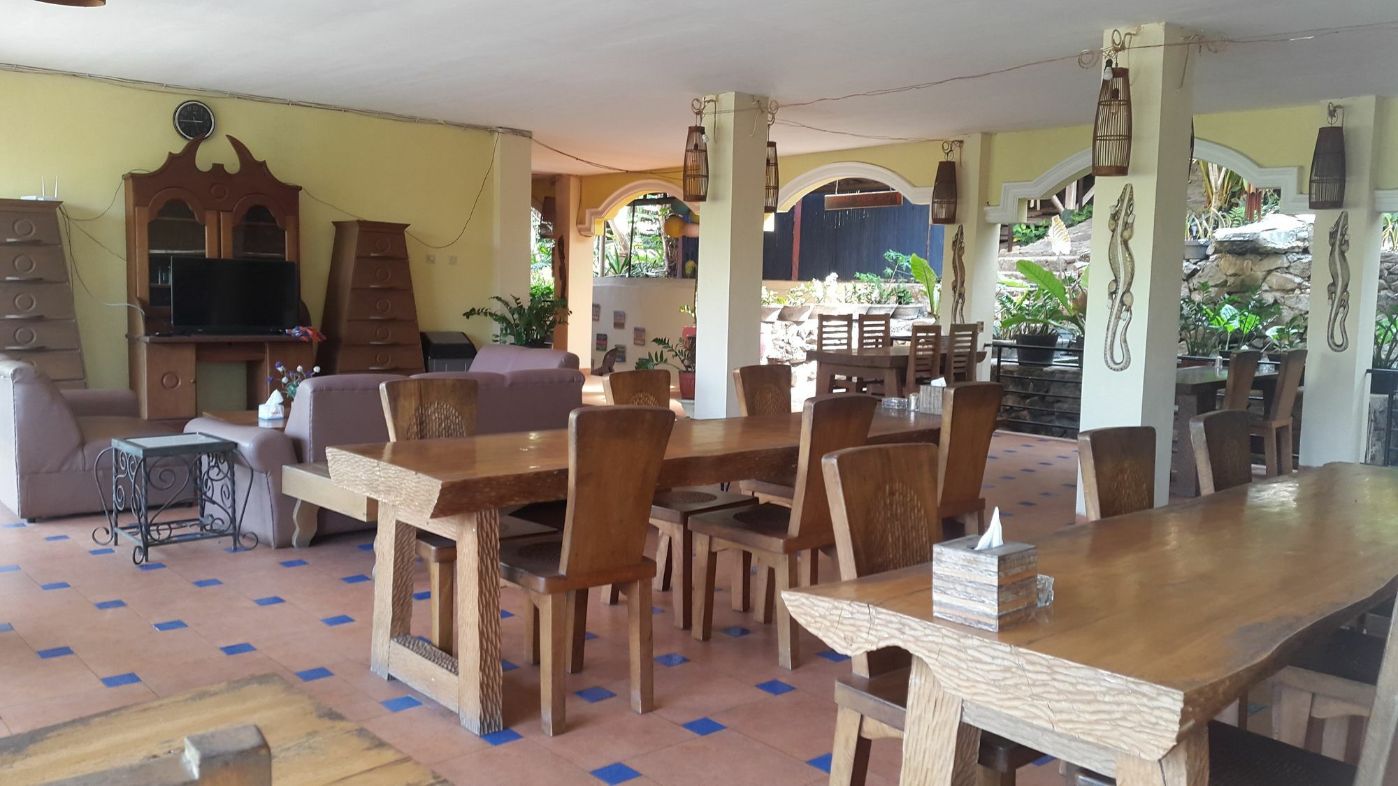 Centro Bajo Hotel & Resto Лабуан-Бахо Экстерьер фото