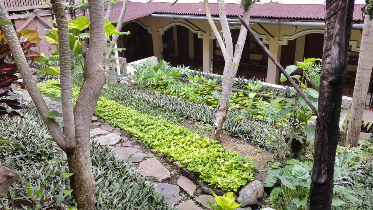 Centro Bajo Hotel & Resto Лабуан-Бахо Номер фото